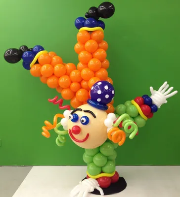 Фотография клоуна из шаров на оранжевом фоне