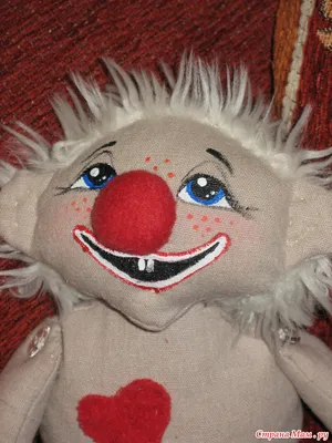 Фото клоуна клепа на фоне цирковой арены