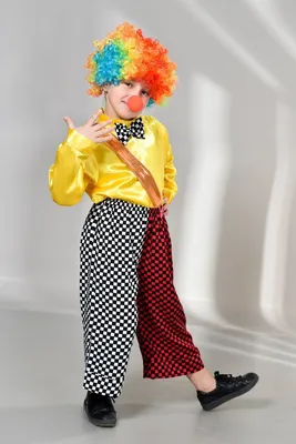 Фотография яркого клоуна в костюме: изображение в формате WebP