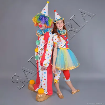 Клоун в костюме на яркой фотографии: изображение в формате JPG