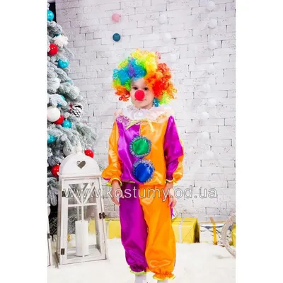 Фото клоуна в костюме на красивой фотографии: фотография в формате JPG
