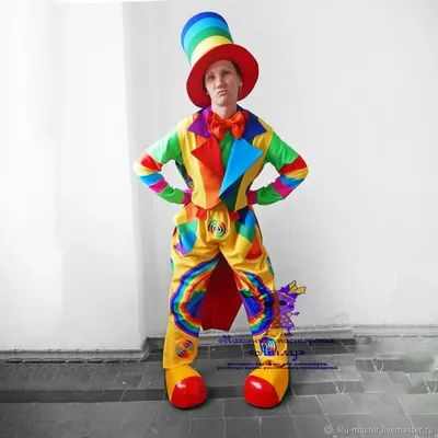 Смешной клоун в костюме