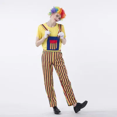 Клоун в костюме на цирковом представлении