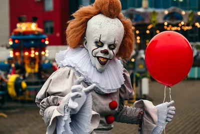 Клоун Пеннивайз на фоне карнавала: фото
