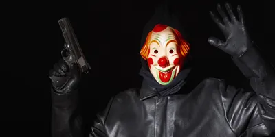 Устрашающий Клоун убийца на черном фоне