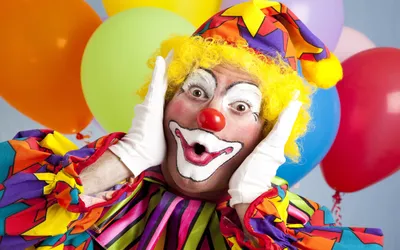 Изображение клоуна в цирковом костюме в формате WebP