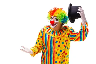 Клоун, показывающий трюк с голубой маской на сцене цирка