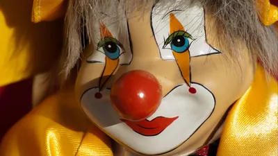 Улыбающийся клоун на красном фоне