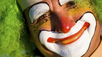 Клоун в цирковом костюме на изображении