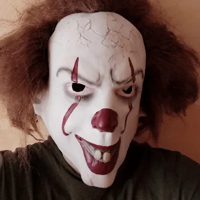 Клоун убийца с красным носом на фото