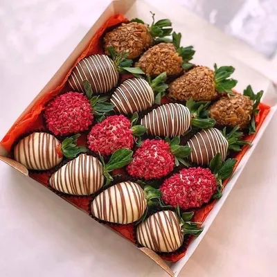 Купить недорогой набор из 10 ягод с клубникой в бельгийском шоколаде в  коробке в Москве