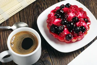 На завтрак — кофе, пирожное и прекрасное утро
