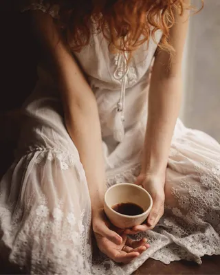 Горячая чашка кофе в руках женщин Стоковое Изображение - изображение  насчитывающей прикрынные, красивейшее: 60577739