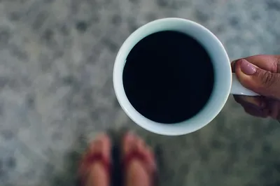 Чашка кофе, Руки, кофе, латте (1600x2400) - обои для рабочего стола