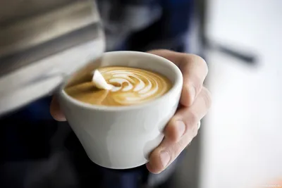 две руки держат чашки горячего кофе на темном фоне Фото И картинка для  бесплатной загрузки - Pngtree