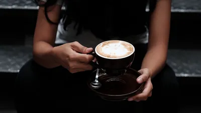 Фото девушки с чашкой кофе в руках - подборка