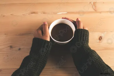 Руки, кофе и уют: идеальный зимний вечер