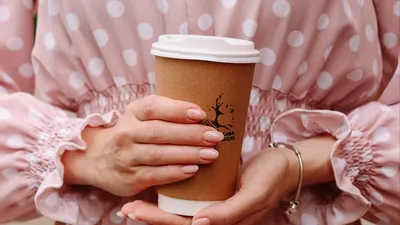 Кофе и руки: идеальное сочетание в любое время года