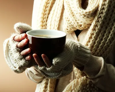 Руки и кофе: отличный способ начать день