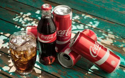 Coca-Cola ушла из России, но не исчезла из магазинов. Кто теперь  зарабатывает на ее продаже в стране?