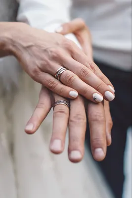 Нежные кольца на руке: отличный выбор для свадьбы