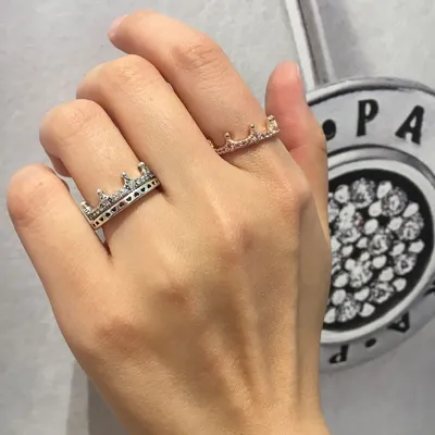 Изображение кольца пандора на руке с пурпурным камнем