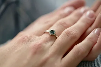 Фото: кольцо на руке в высоком разрешении
