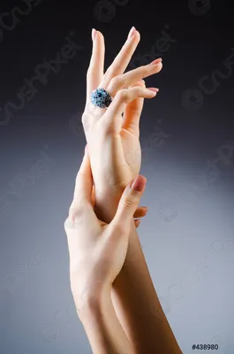 Кольцо на руке: изображение для оформления в соцсетях