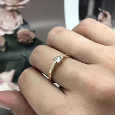 Красивое кольцо с бриллиантом на руке: скачать бесплатно