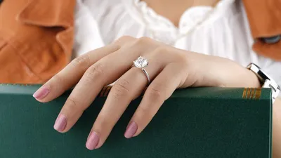 Бриллиантовое кольцо на пальце: красивые изображения