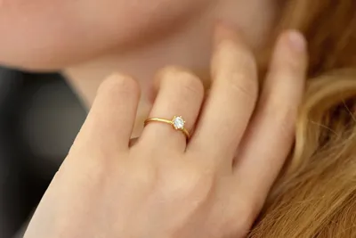 Изящное кольцо с бриллиантом на руке: лучшие картинки