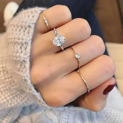 Кольцо с бриллиантом на руке: красивые снимки