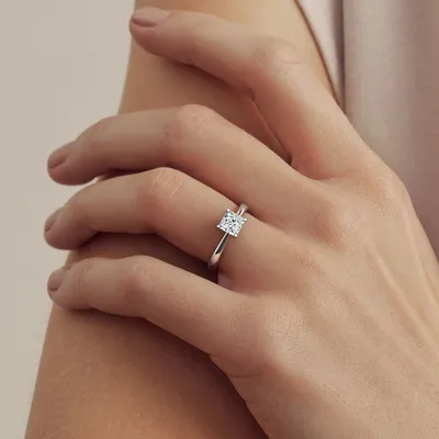 Бриллиантовое кольцо на пальце: оригинальные фотографии