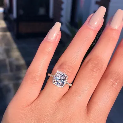 Красивое кольцо с бриллиантом на руке: фото с высоким разрешением