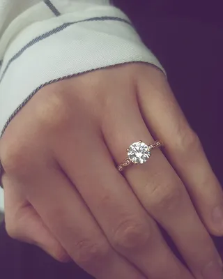 Изящное кольцо с бриллиантом на руке: лучшие фотографии для загрузки