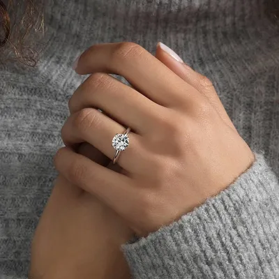 Бриллиантовое кольцо на пальце: фото в формате PNG
