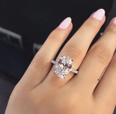Изящное кольцо с бриллиантом на руке: фото в формате WebP