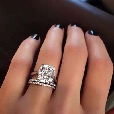 Бриллиантовое кольцо на пальце: лучшие фотографии