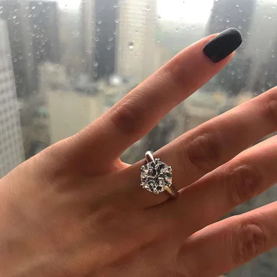 Красивое кольцо с бриллиантом на руке: фото в оригинальном размере