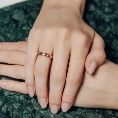 Изящное кольцо с бриллиантом на руке: красивые изображения для загрузки