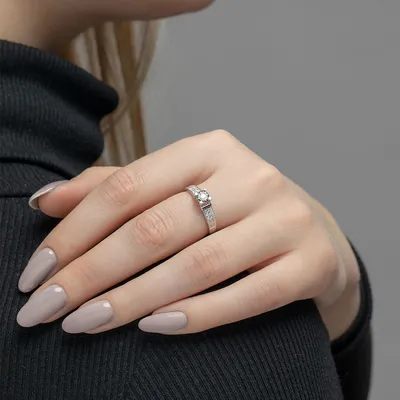 Кольцо с бриллиантом на руке: красивые картинки высокого разрешения