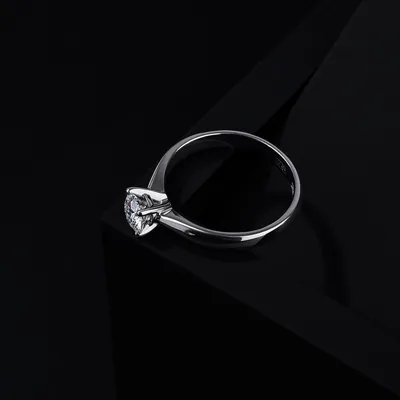 Картинка кольца с бриллиантом на руке в формате PNG с зеркальным отражением