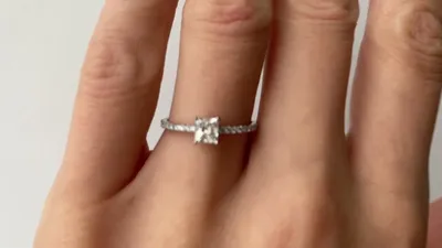 Кольцо с бриллиантом на руке: фото с натуральным освещением в формате JPG