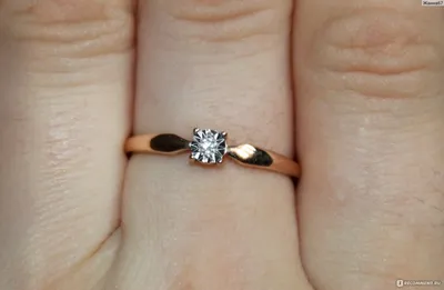 Изящное кольцо с бриллиантом на руке: фото в JPG