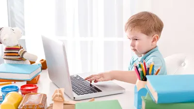 подростки играют в компьютерные игры, мальчик сидит на домашнем компьютере  Чтение, мальчики Стоковое Фото - изображение насчитывающей игры, игра:  161269242