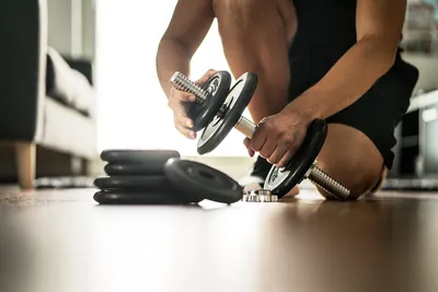 Упражнения с гантелями дома для мужчин — Медиапортал Спортмастер