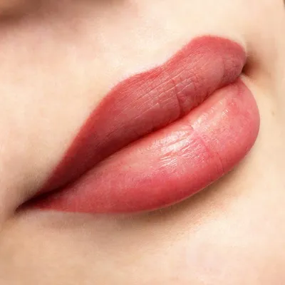 Корочки после татуажа губ: изображение с натуральным цветом кожи