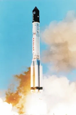 Российская Космическая Ракета Изолирована На Черном Фоне — стоковые  фотографии и другие картинки Космический корабль - iStock