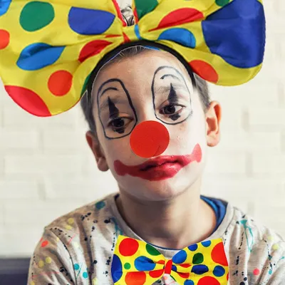 Фото клоуна на фоне цирковой арены