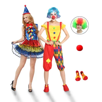 Фото клоуна в костюме с музыкальным инструментом